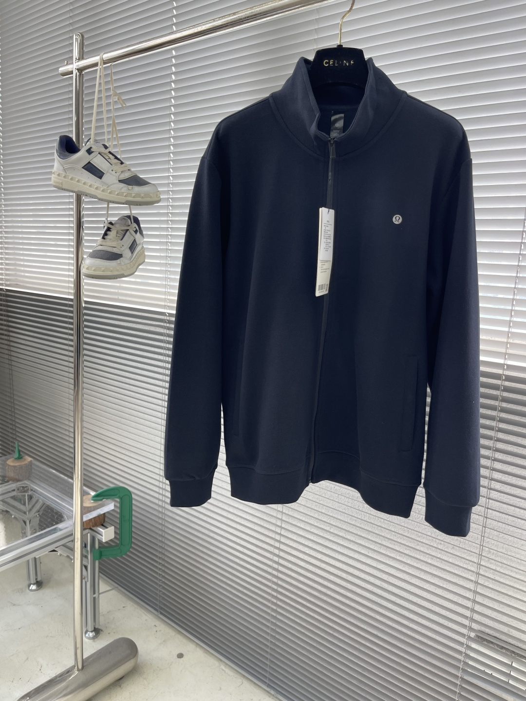 -lululemon 男士秋款外套 秋日型格与暖意兼具。秋日穿搭既要应对温差变化，又要保持利落型格，露露