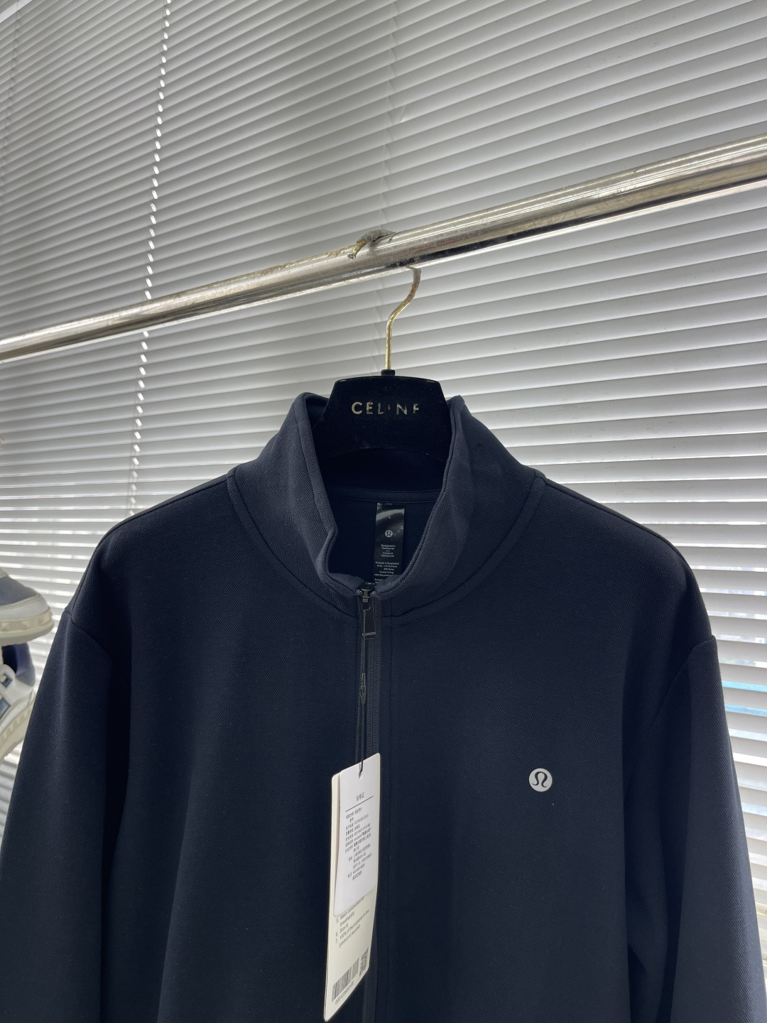 -lululemon 男士秋款外套 秋日型格与暖意兼具。秋日穿搭既要应对温差变化，又要保持利落型格，露露