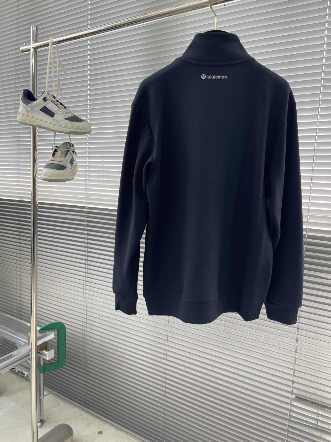 -lululemon 男士秋款外套 秋日型格与暖意兼具。秋日穿搭既要应对温差变化，又要保持利落型格，露露