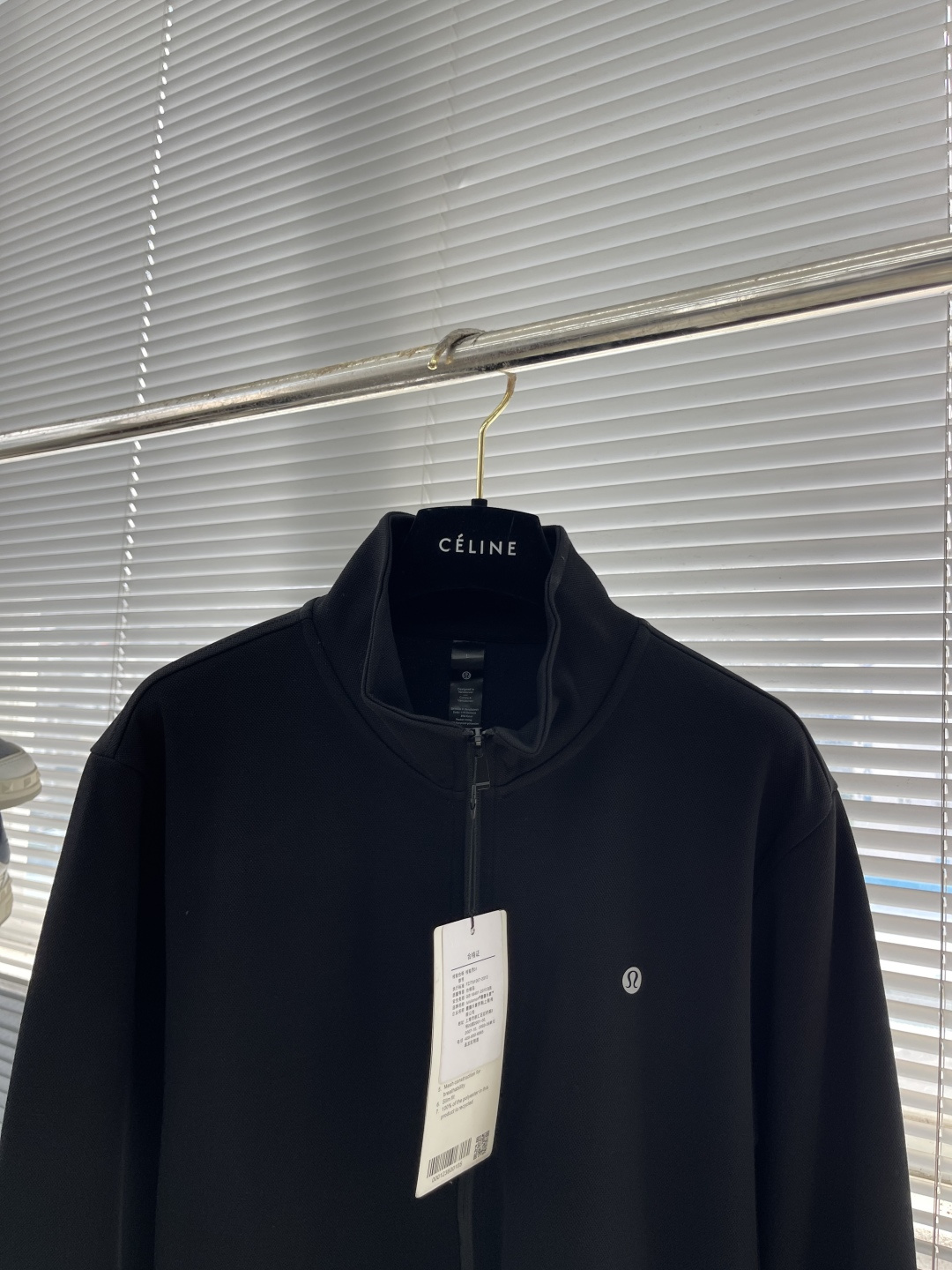 -lululemon 男士秋款外套 秋日型格与暖意兼具。秋日穿搭既要应对温差变化，又要保持利落型格，露露