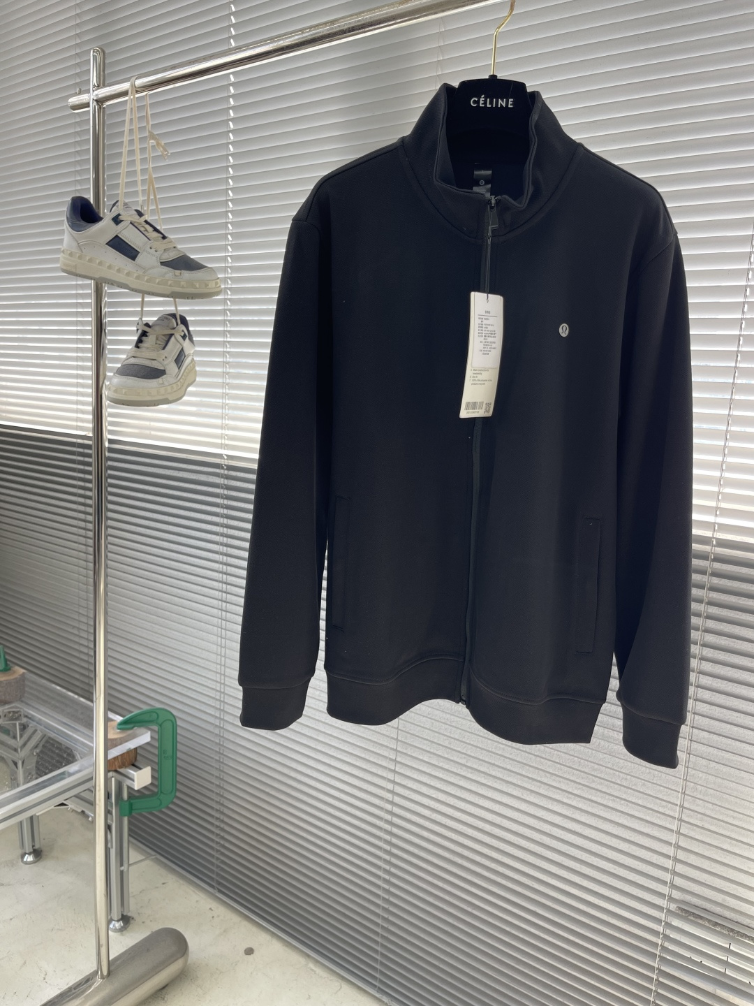 -lululemon 男士秋款外套 秋日型格与暖意兼具。秋日穿搭既要应对温差变化，又要保持利落型格，露露