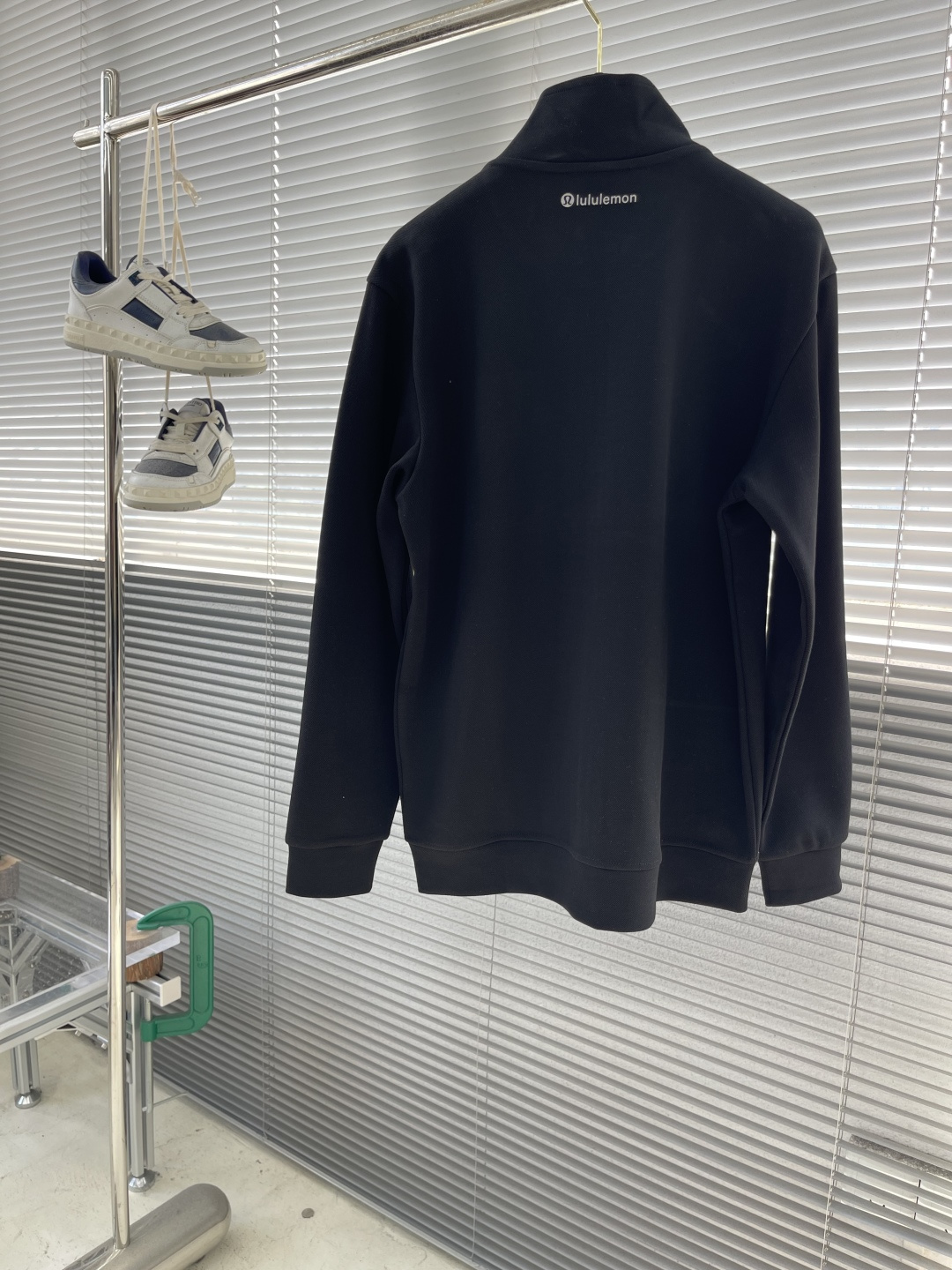 -lululemon 男士秋款外套 秋日型格与暖意兼具。秋日穿搭既要应对温差变化，又要保持利落型格，露露