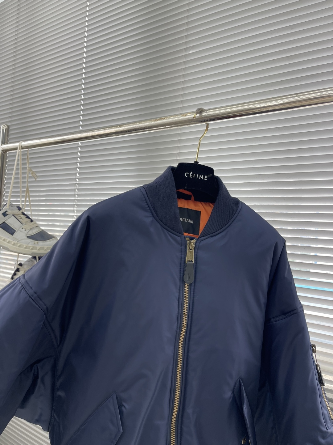 -Balenciag 25fw秀场款棉服飞行夹克外套采用高密斜纹梭织结构，通过调整纱线支数、密度和斜纹角