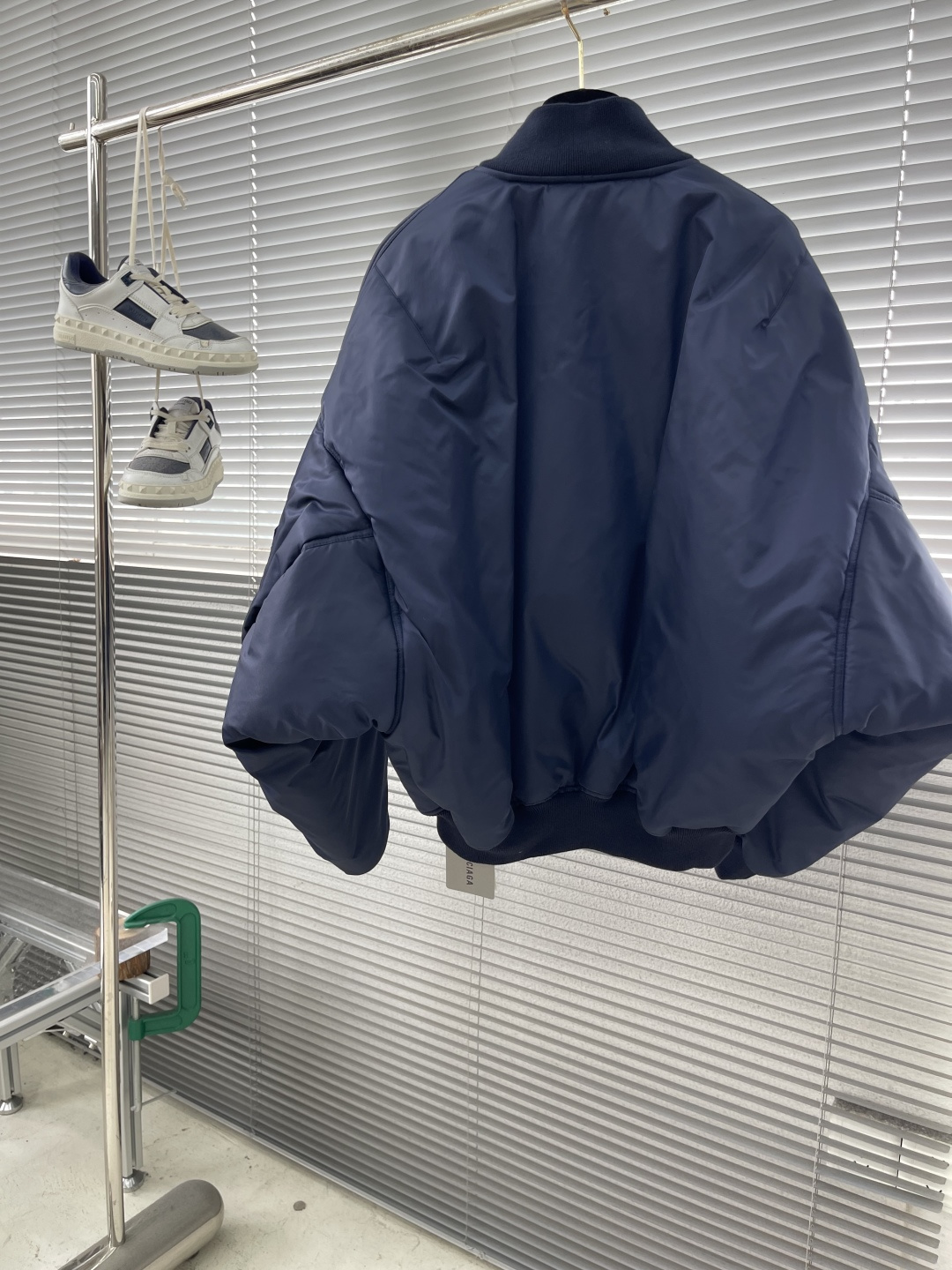 -Balenciag 25fw秀场款棉服飞行夹克外套采用高密斜纹梭织结构，通过调整纱线支数、密度和斜纹角