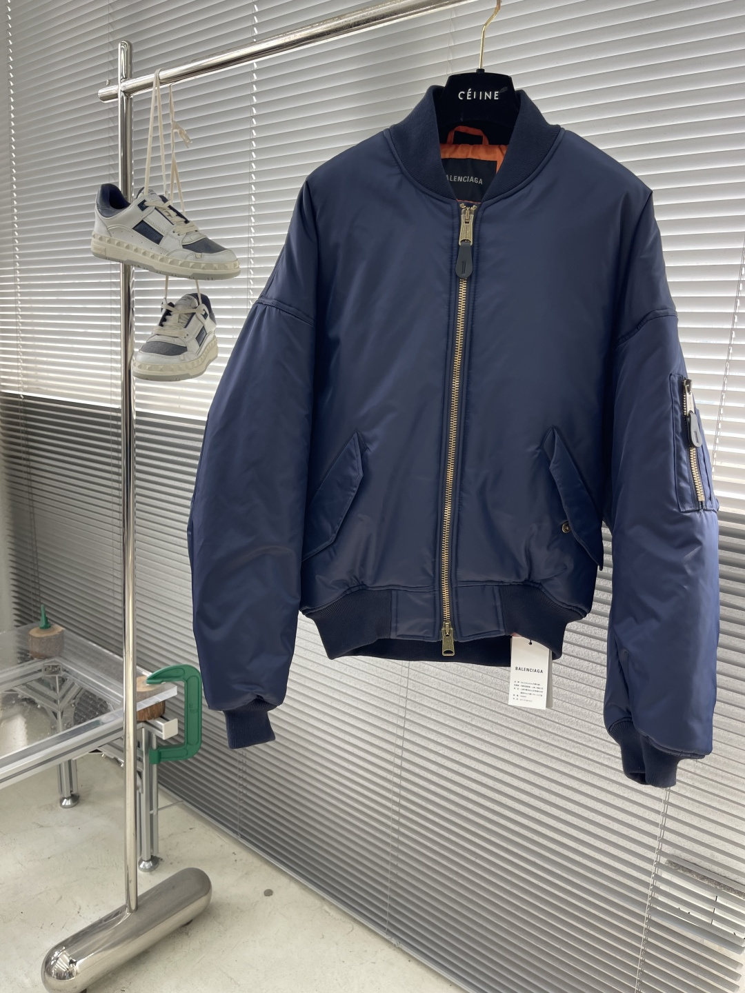 -Balenciag 25fw秀场款棉服飞行夹克外套采用高密斜纹梭织结构，通过调整纱线支数、密度和斜纹角