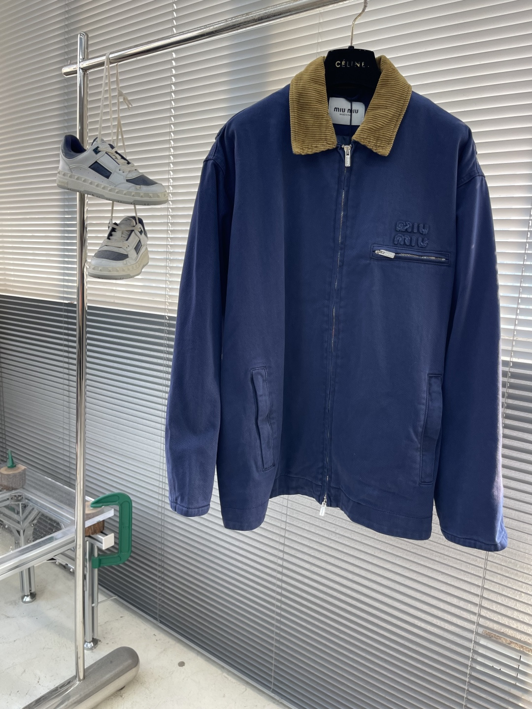 -MIUMIU 25FW法工伐木夹棉外套采用16OZ进口高克重牛仔面料，选用更长绒的优质棉花纺成高捻度的