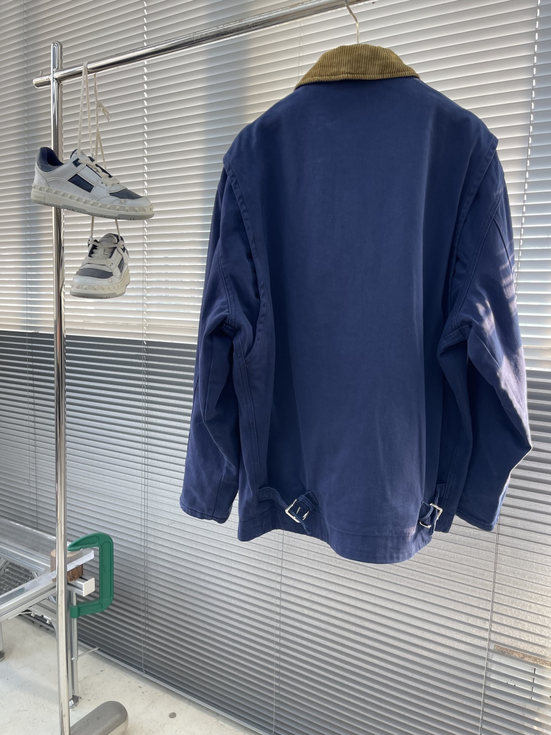 -MIUMIU 25FW法工伐木夹棉外套采用16OZ进口高克重牛仔面料，选用更长绒的优质棉花纺成高捻度的