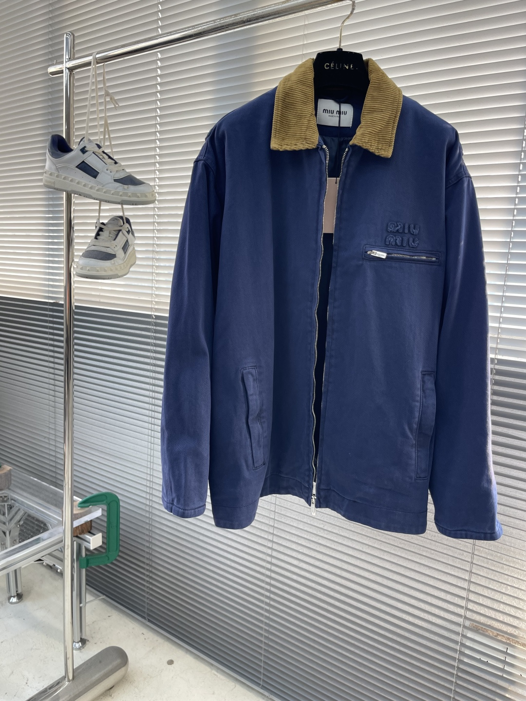 -MIUMIU 25FW法工伐木夹棉外套采用16OZ进口高克重牛仔面料，选用更长绒的优质棉花纺成高捻度的