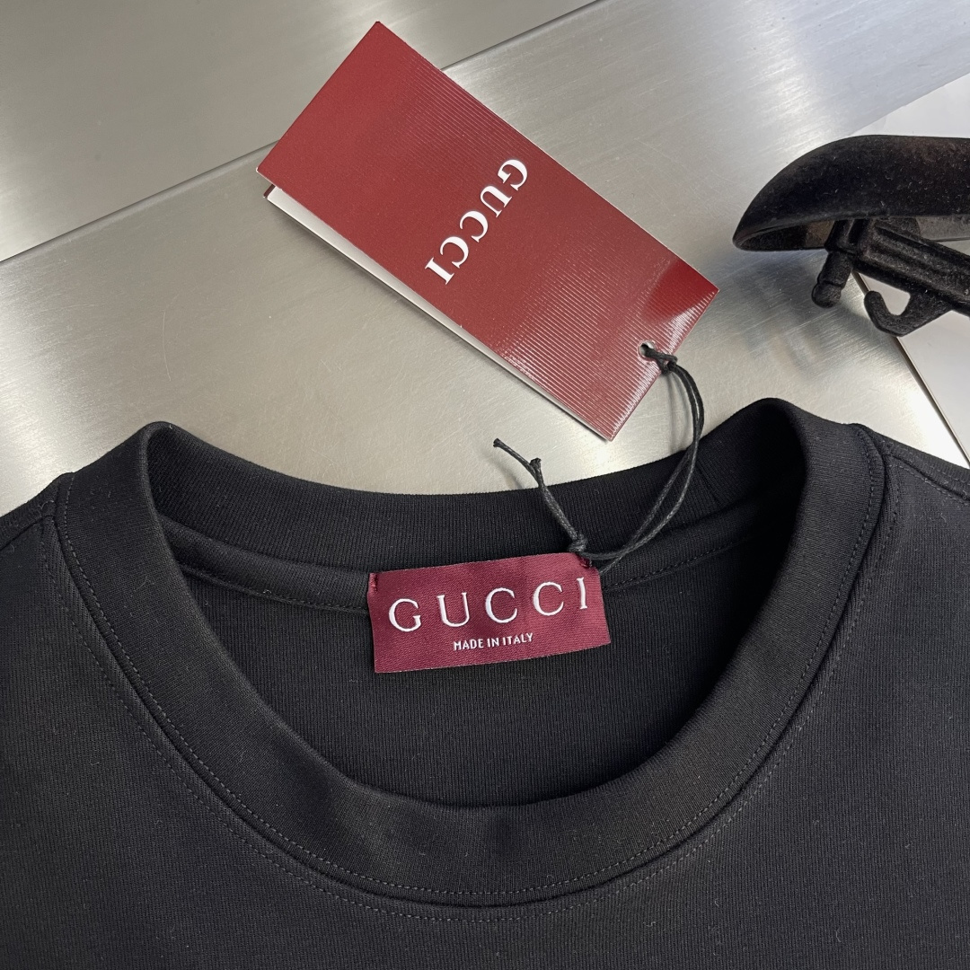-GUCC 25fw新品互扣式双G印花圆领加厚短袖T恤，胸前正面缀饰精致而不失内敛的细节品牌标识，早秋系