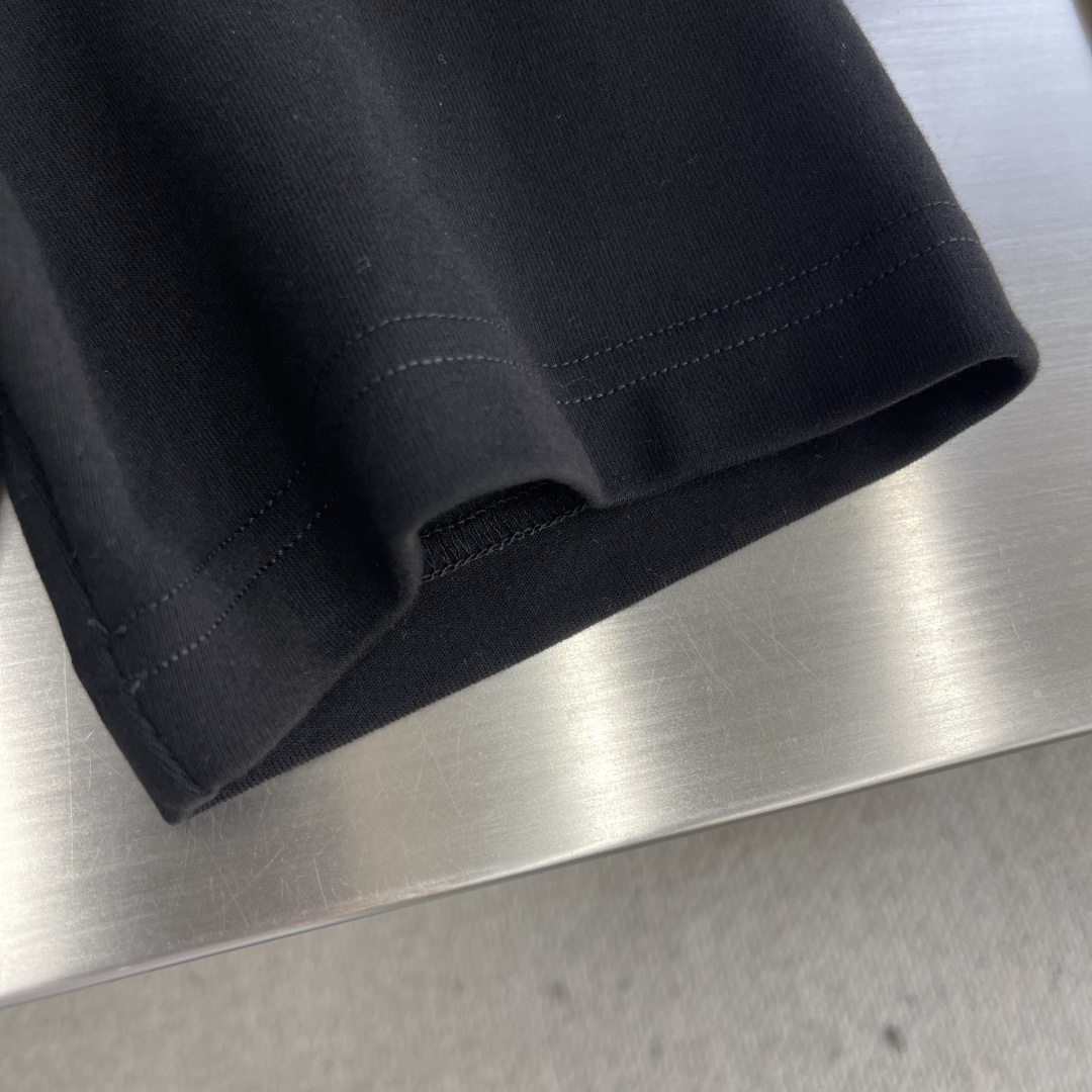 -GUCC 25fw新品互扣式双G印花圆领加厚短袖T恤，胸前正面缀饰精致而不失内敛的细节品牌标识，早秋系