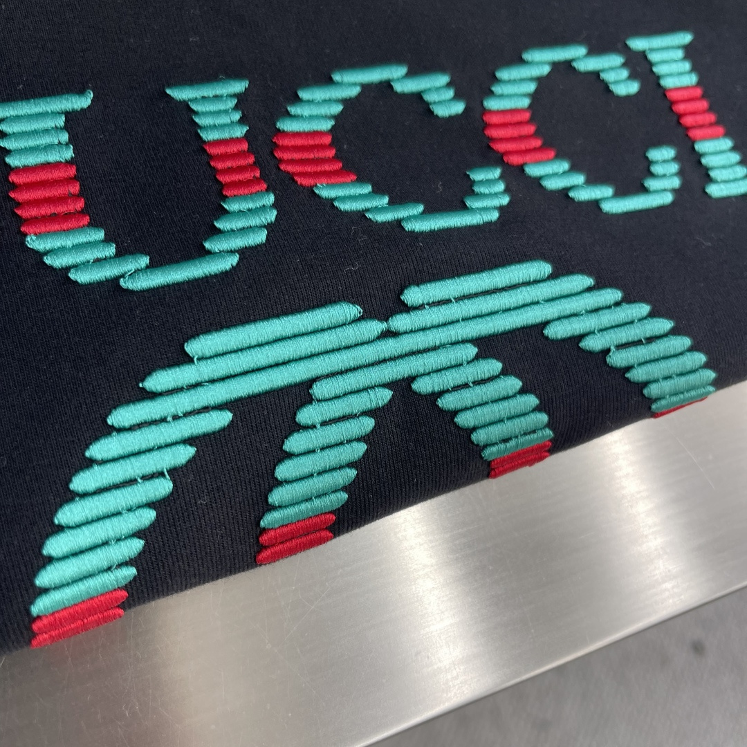 -GUCC 25fw新品互扣式双G印花圆领加厚短袖T恤，胸前正面缀饰精致而不失内敛的细节品牌标识，早秋系