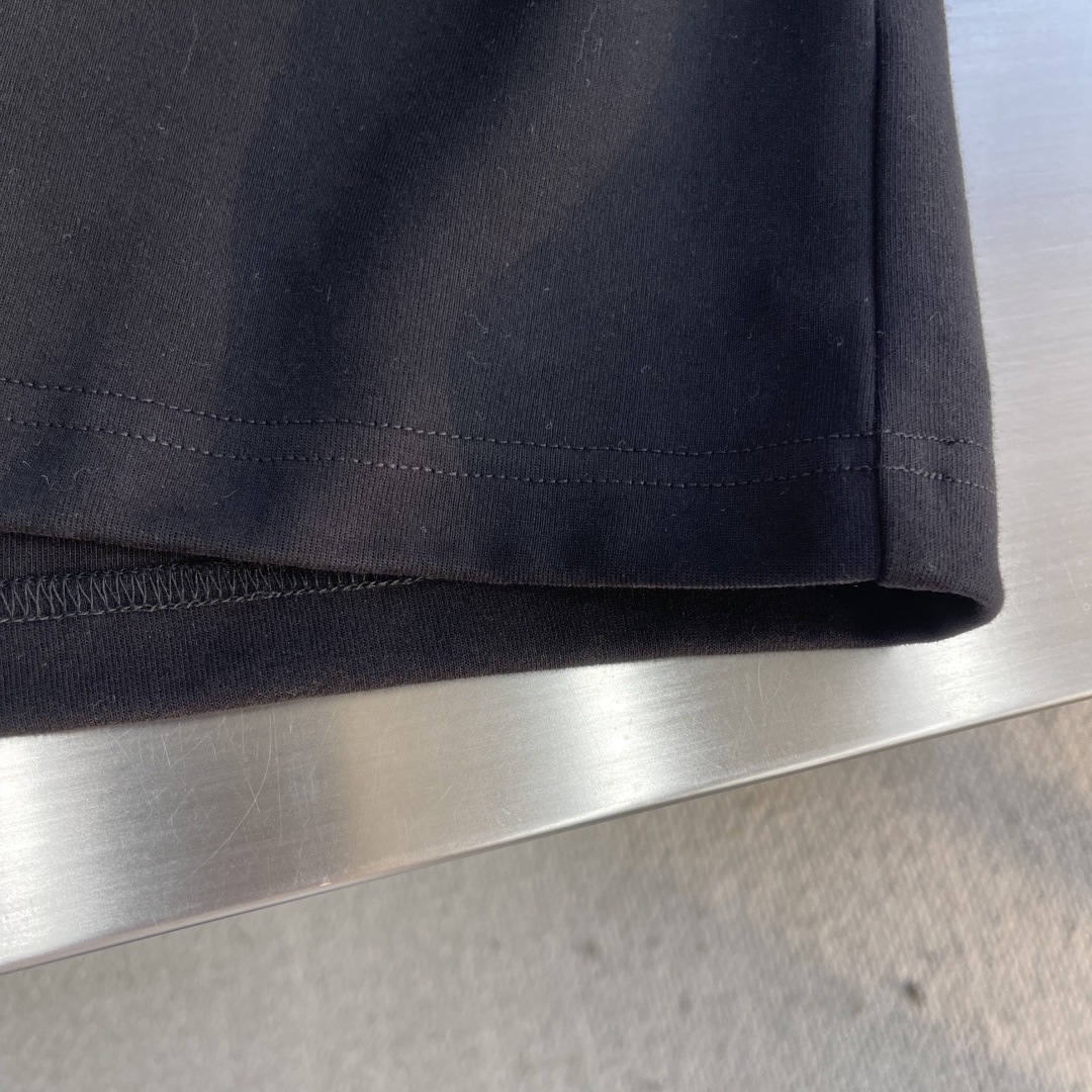 -GUCC 25fw新品互扣式双G印花圆领加厚短袖T恤，胸前正面缀饰精致而不失内敛的细节品牌标识，早秋系