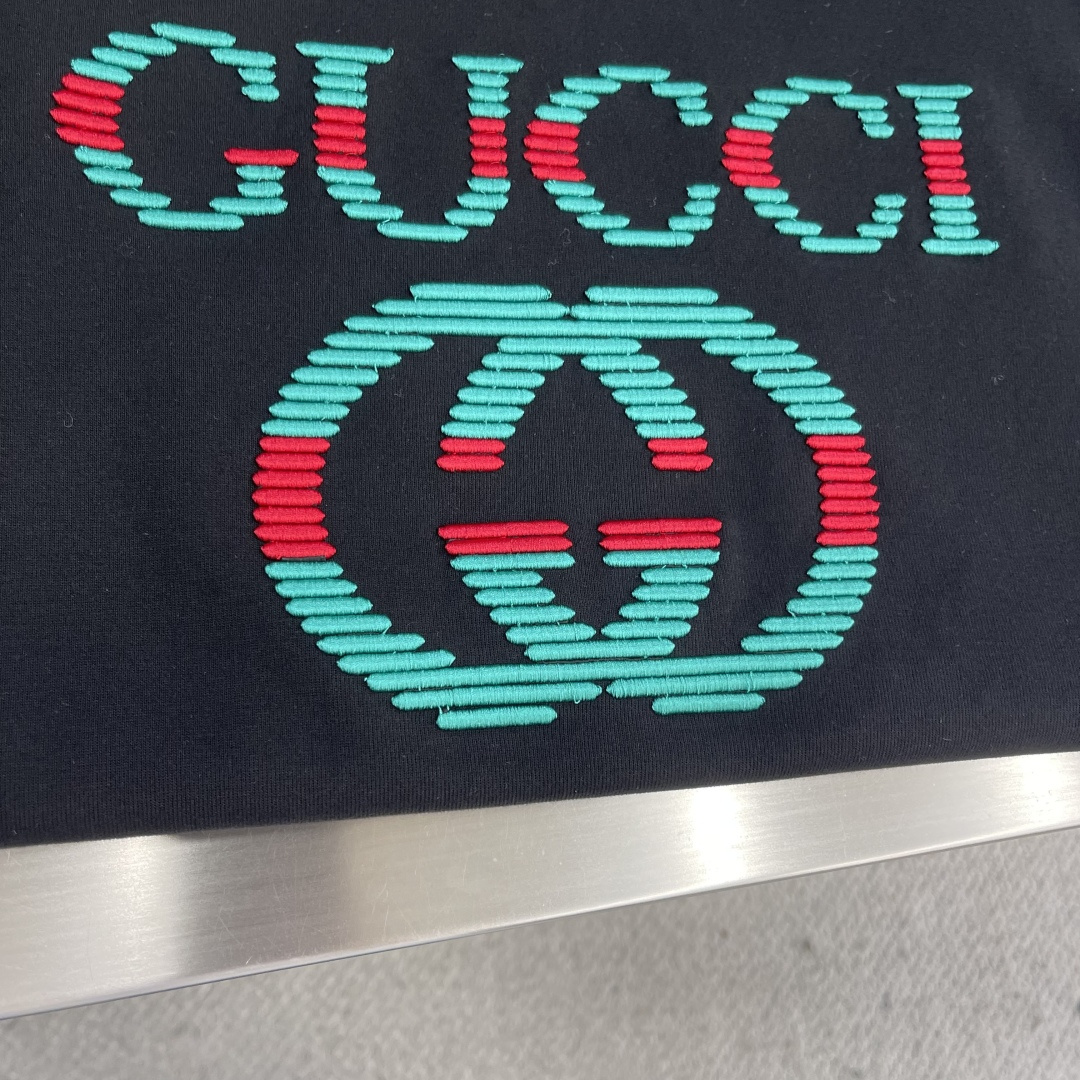 -GUCC 25fw新品互扣式双G印花圆领加厚短袖T恤，胸前正面缀饰精致而不失内敛的细节品牌标识，早秋系