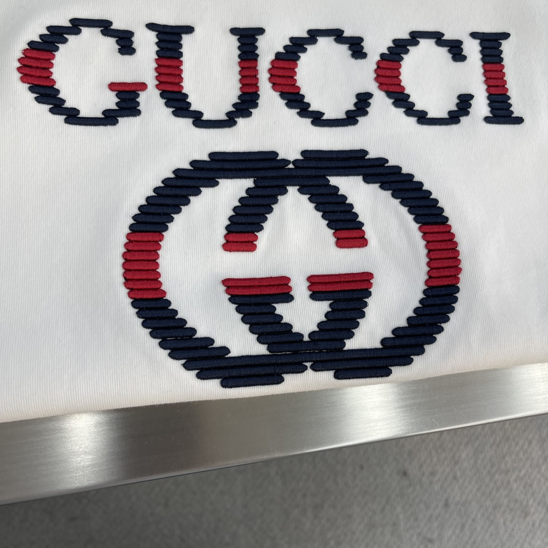 -GUCC 25fw新品互扣式双G印花圆领加厚短袖T恤，胸前正面缀饰精致而不失内敛的细节品牌标识，早秋系