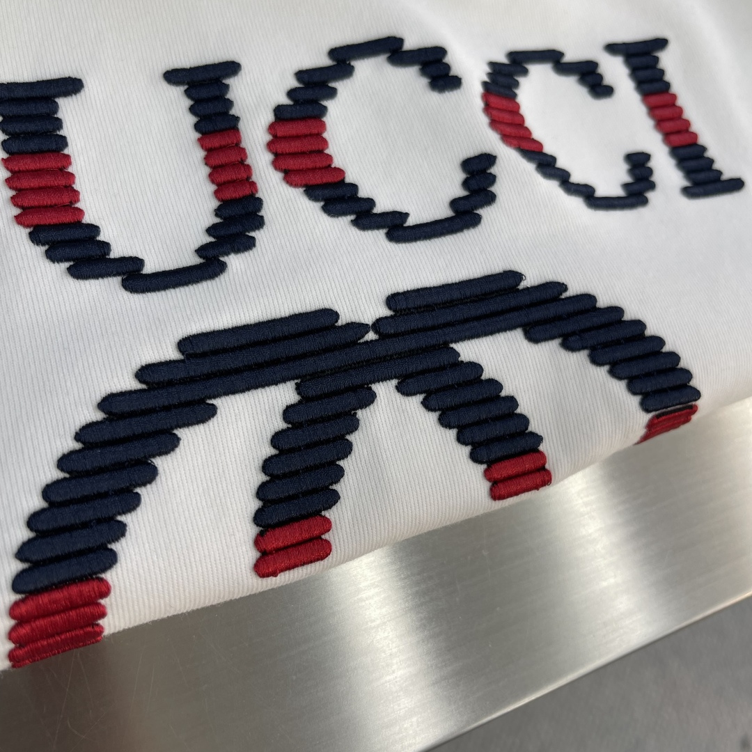 -GUCC 25fw新品互扣式双G印花圆领加厚短袖T恤，胸前正面缀饰精致而不失内敛的细节品牌标识，早秋系