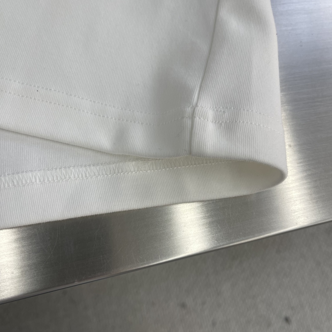 -GUCC 25fw新品互扣式双G印花圆领加厚短袖T恤，胸前正面缀饰精致而不失内敛的细节品牌标识，早秋系