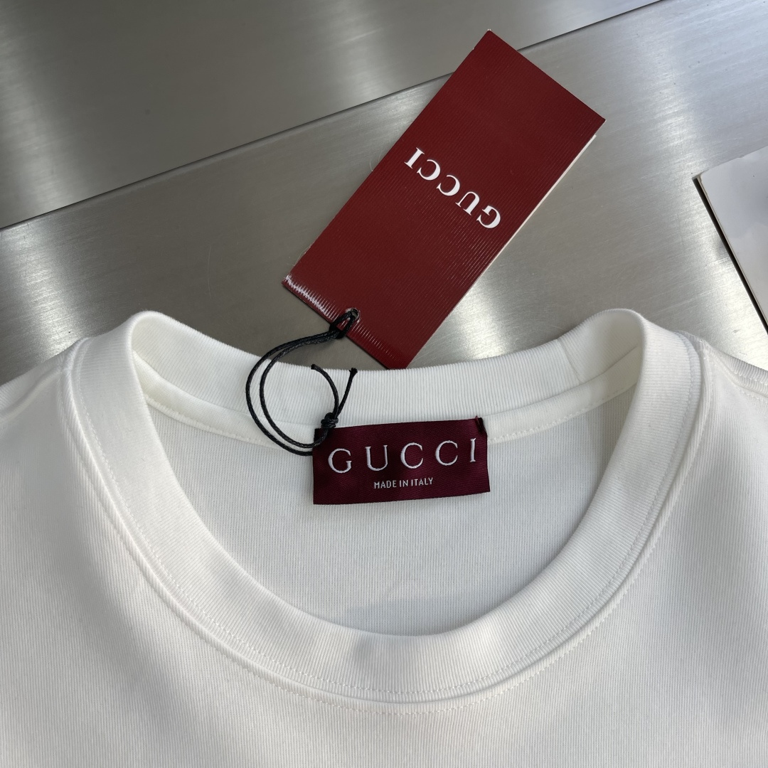 -GUCC 25fw新品互扣式双G印花圆领加厚短袖T恤，胸前正面缀饰精致而不失内敛的细节品牌标识，早秋系