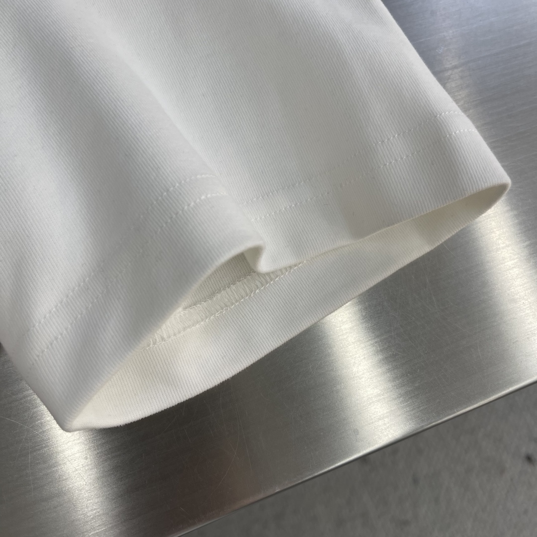 -GUCC 25fw新品互扣式双G印花圆领加厚短袖T恤，胸前正面缀饰精致而不失内敛的细节品牌标识，早秋系