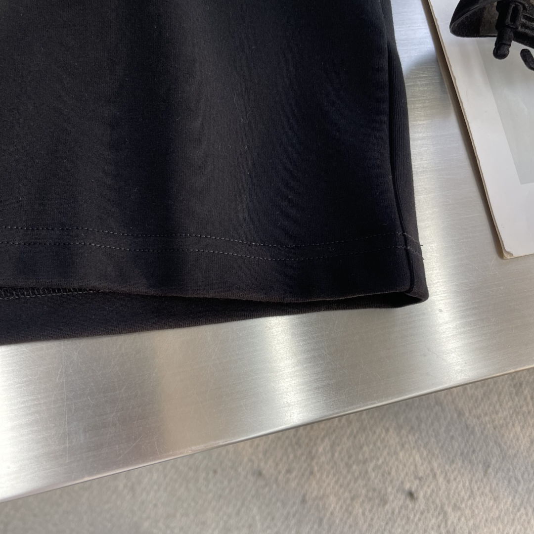 -GUCC 25fw新款圆领刺绣短袖T恤打底衫 元素性的Logo徽章凸显休闲时尚魅力,依然独领时尚风骚.