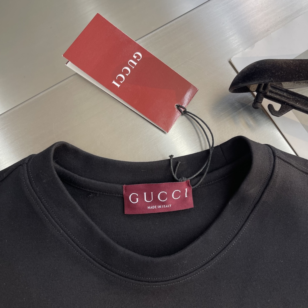 -GUCC 25fw新款圆领刺绣短袖T恤打底衫 元素性的Logo徽章凸显休闲时尚魅力,依然独领时尚风骚.