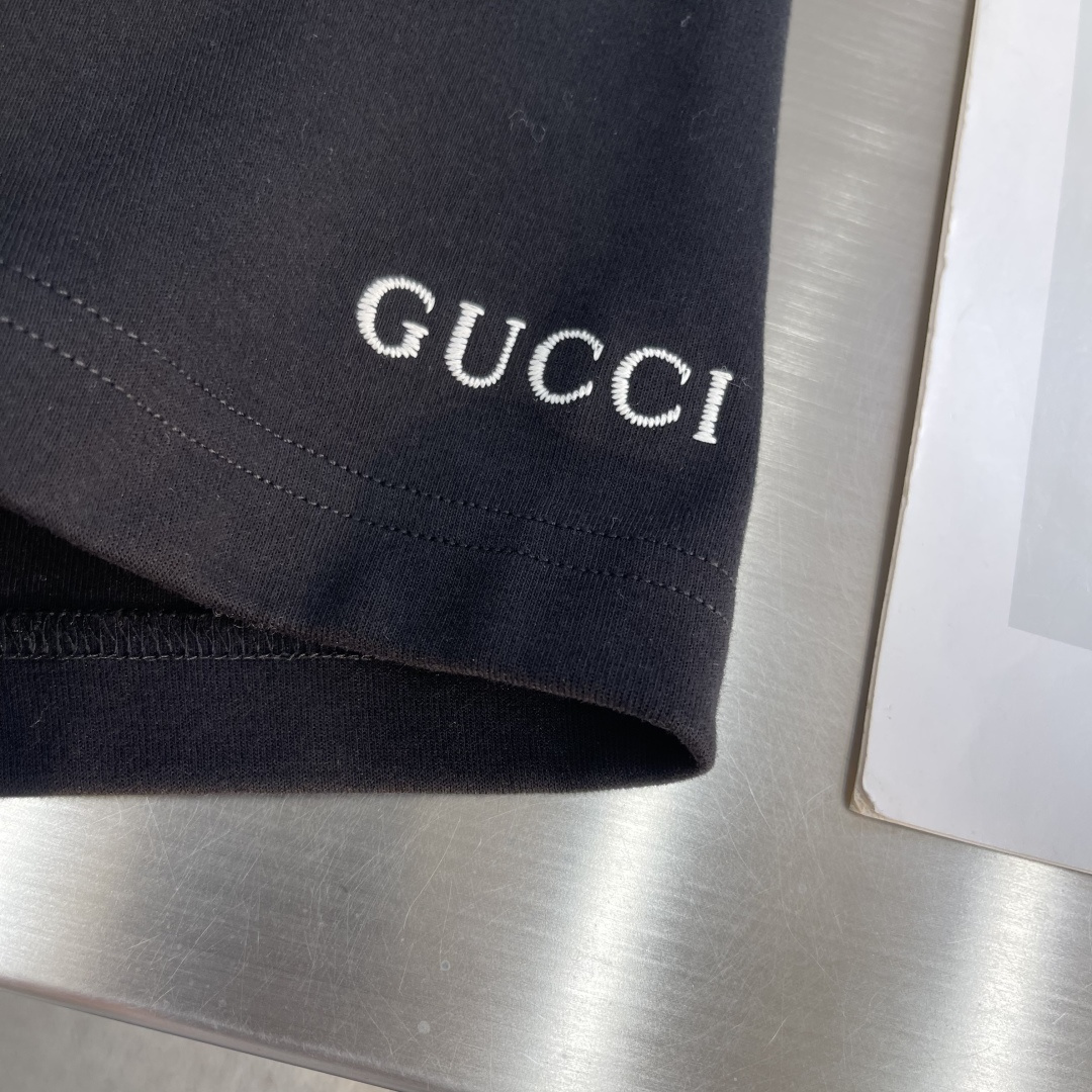 -GUCC 25fw新款圆领刺绣短袖T恤打底衫 元素性的Logo徽章凸显休闲时尚魅力,依然独领时尚风骚.