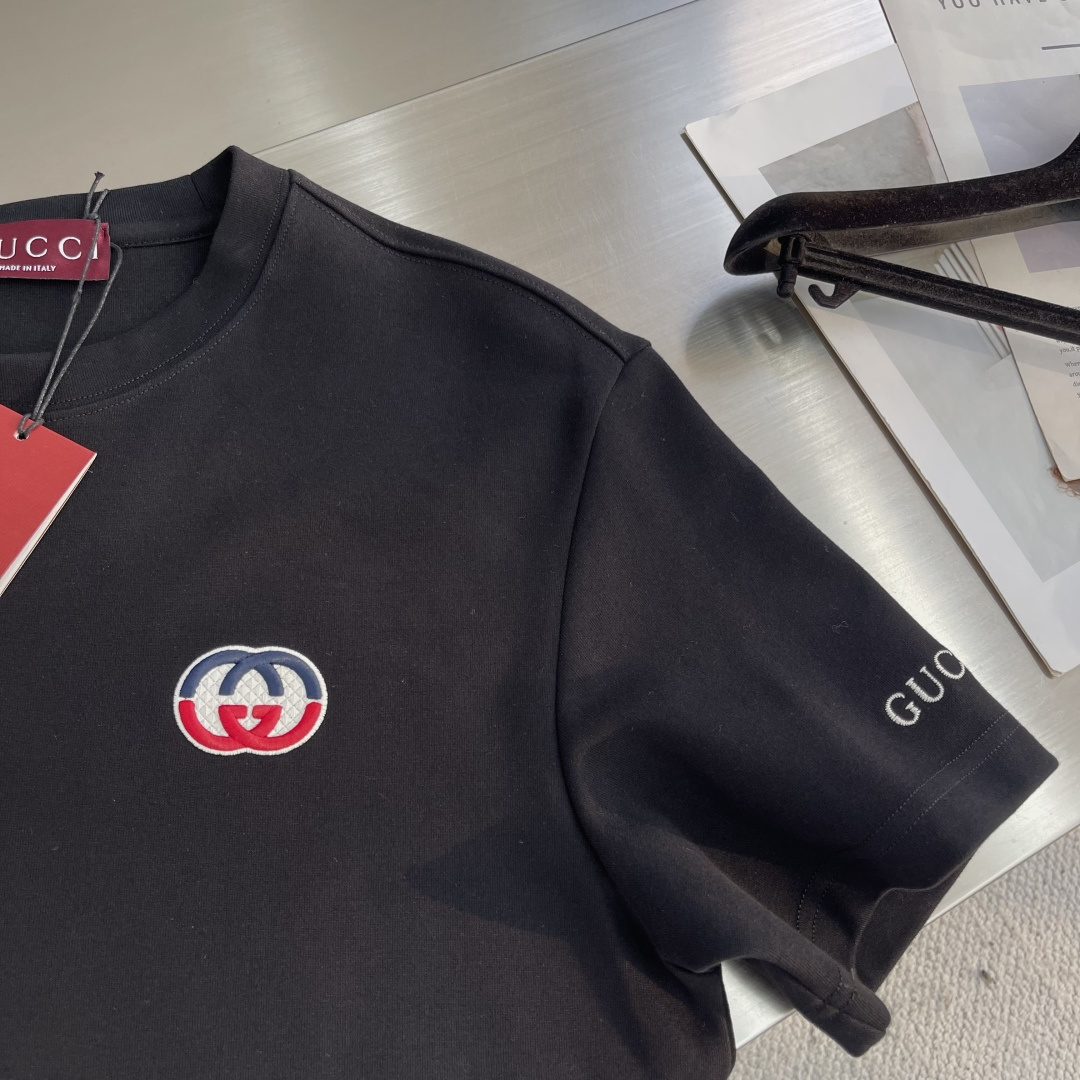 -GUCC 25fw新款圆领刺绣短袖T恤打底衫 元素性的Logo徽章凸显休闲时尚魅力,依然独领时尚风骚.