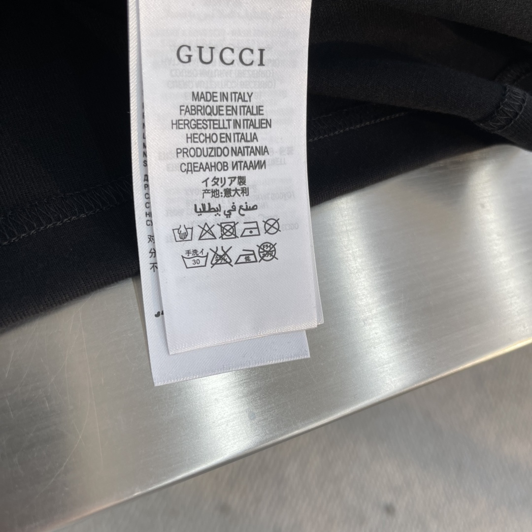 -GUCC 25fw新款圆领刺绣短袖T恤打底衫 元素性的Logo徽章凸显休闲时尚魅力,依然独领时尚风骚.