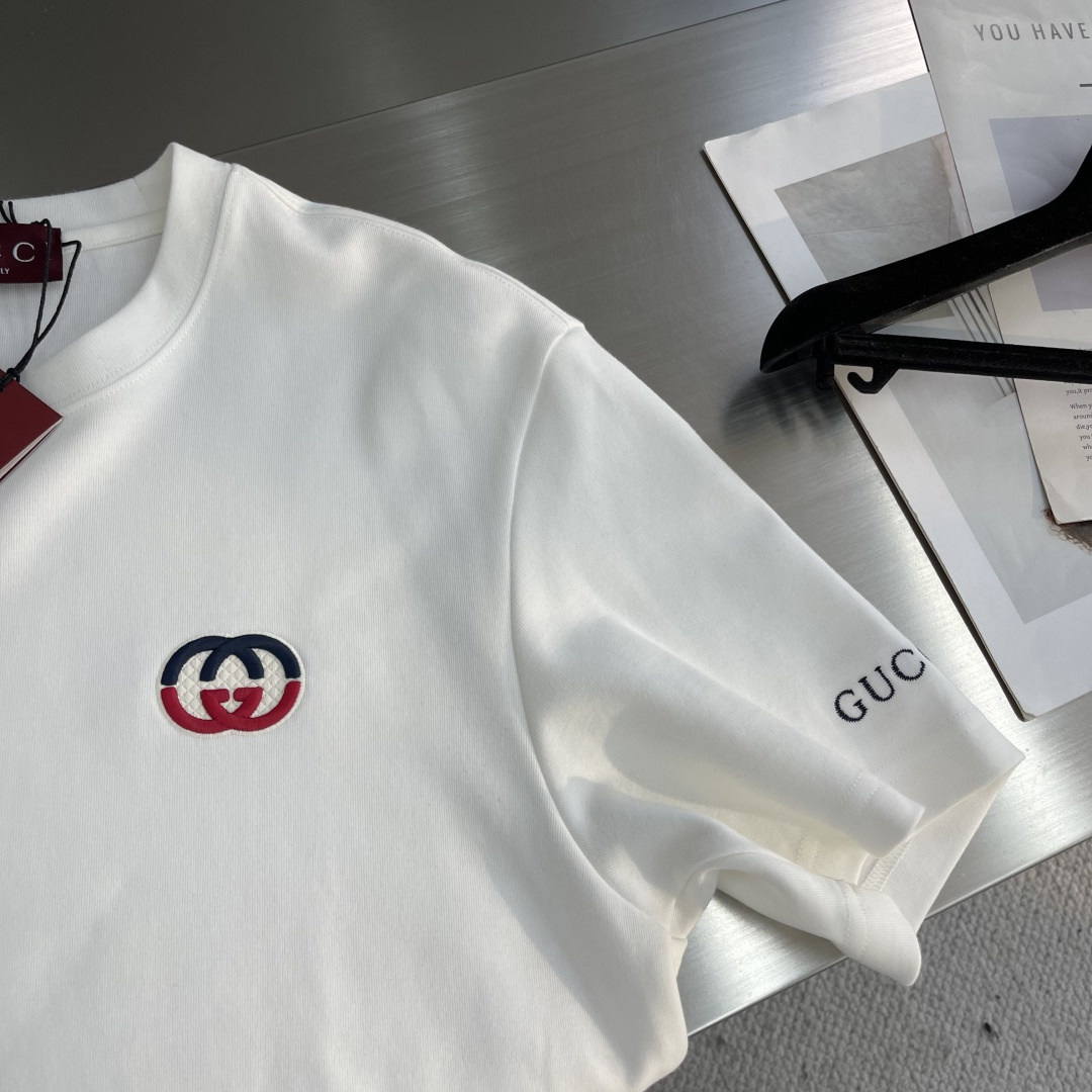 -GUCC 25fw新款圆领刺绣短袖T恤打底衫 元素性的Logo徽章凸显休闲时尚魅力,依然独领时尚风骚.