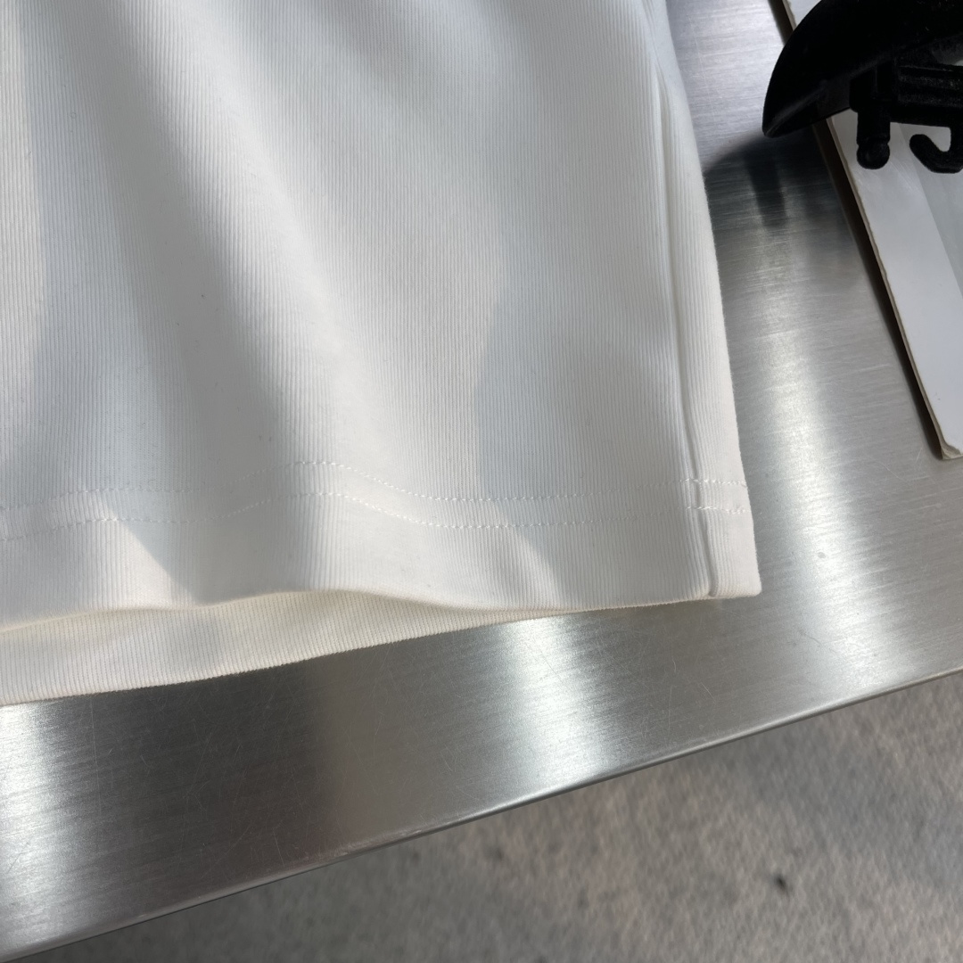 -GUCC 25fw新款圆领刺绣短袖T恤打底衫 元素性的Logo徽章凸显休闲时尚魅力,依然独领时尚风骚.