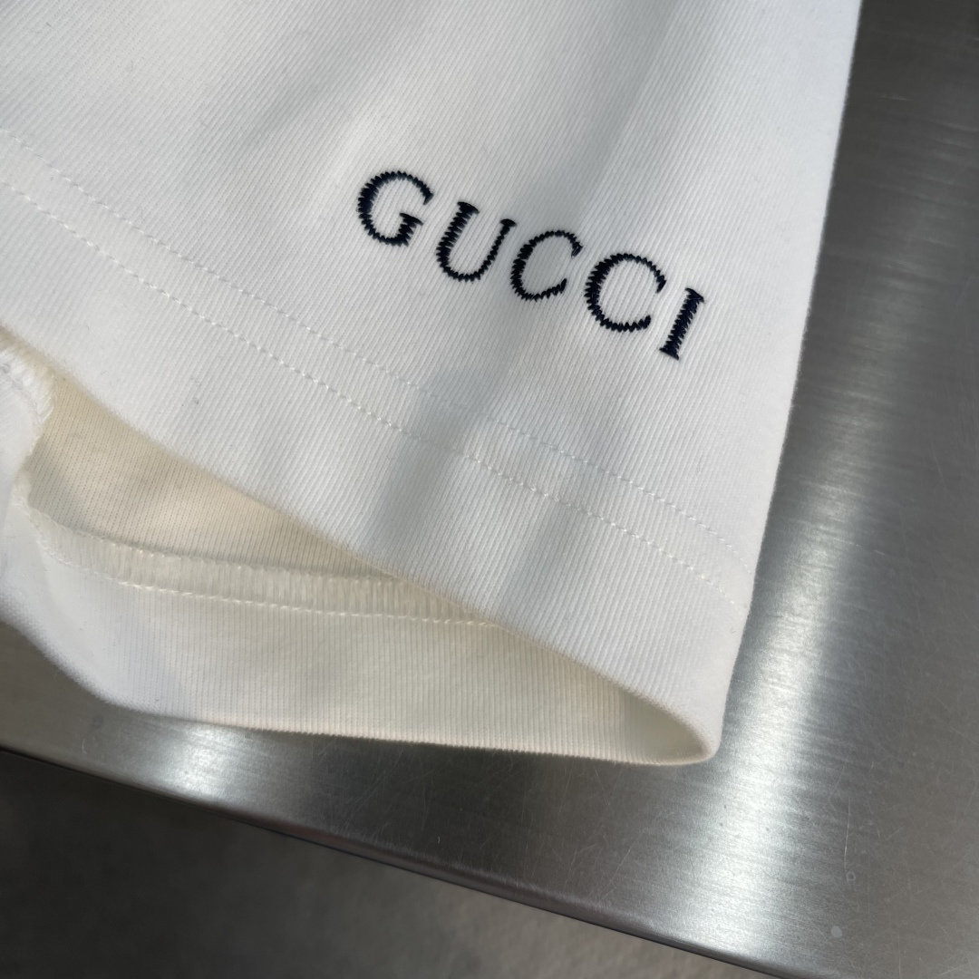 -GUCC 25fw新款圆领刺绣短袖T恤打底衫 元素性的Logo徽章凸显休闲时尚魅力,依然独领时尚风骚.