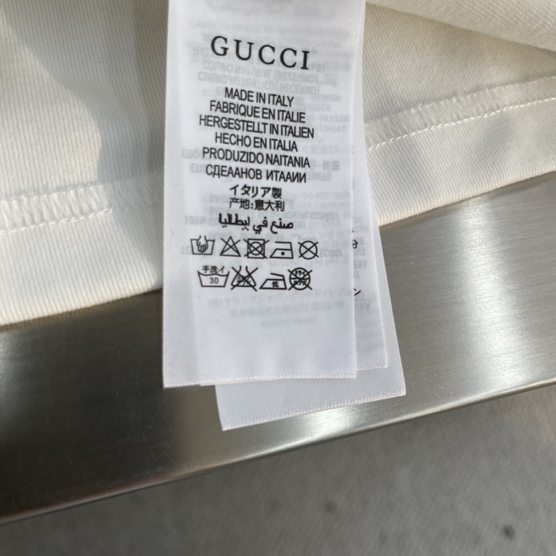 -GUCC 25fw新款圆领刺绣短袖T恤打底衫 元素性的Logo徽章凸显休闲时尚魅力,依然独领时尚风骚.