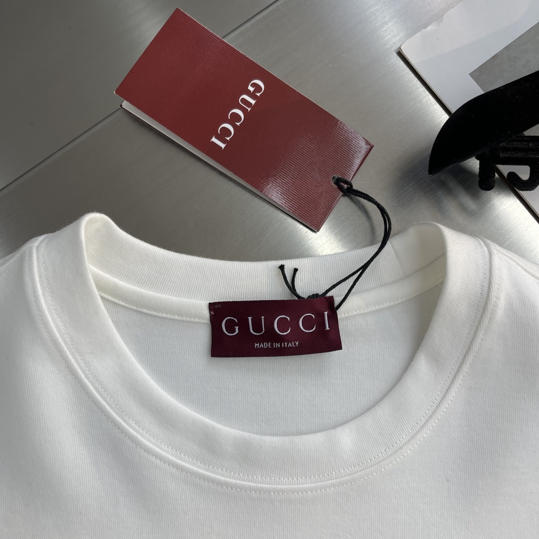 -GUCC 25fw新款圆领刺绣短袖T恤打底衫 元素性的Logo徽章凸显休闲时尚魅力,依然独领时尚风骚.