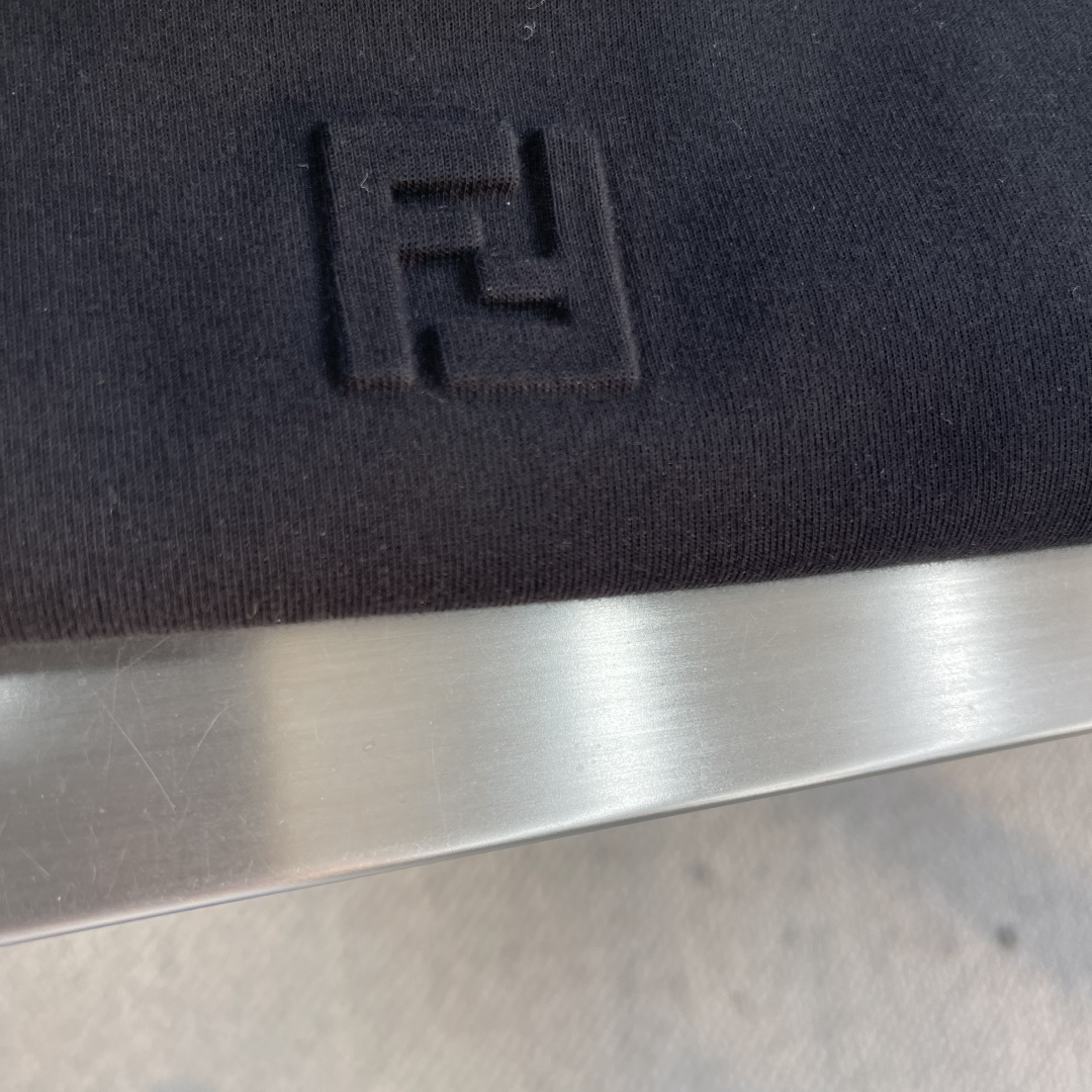-FEND VIP高级定制 秋季新款短袖打底 立体logo 百搭款式 任何人都可以轻松驾驭 面料全订制工
