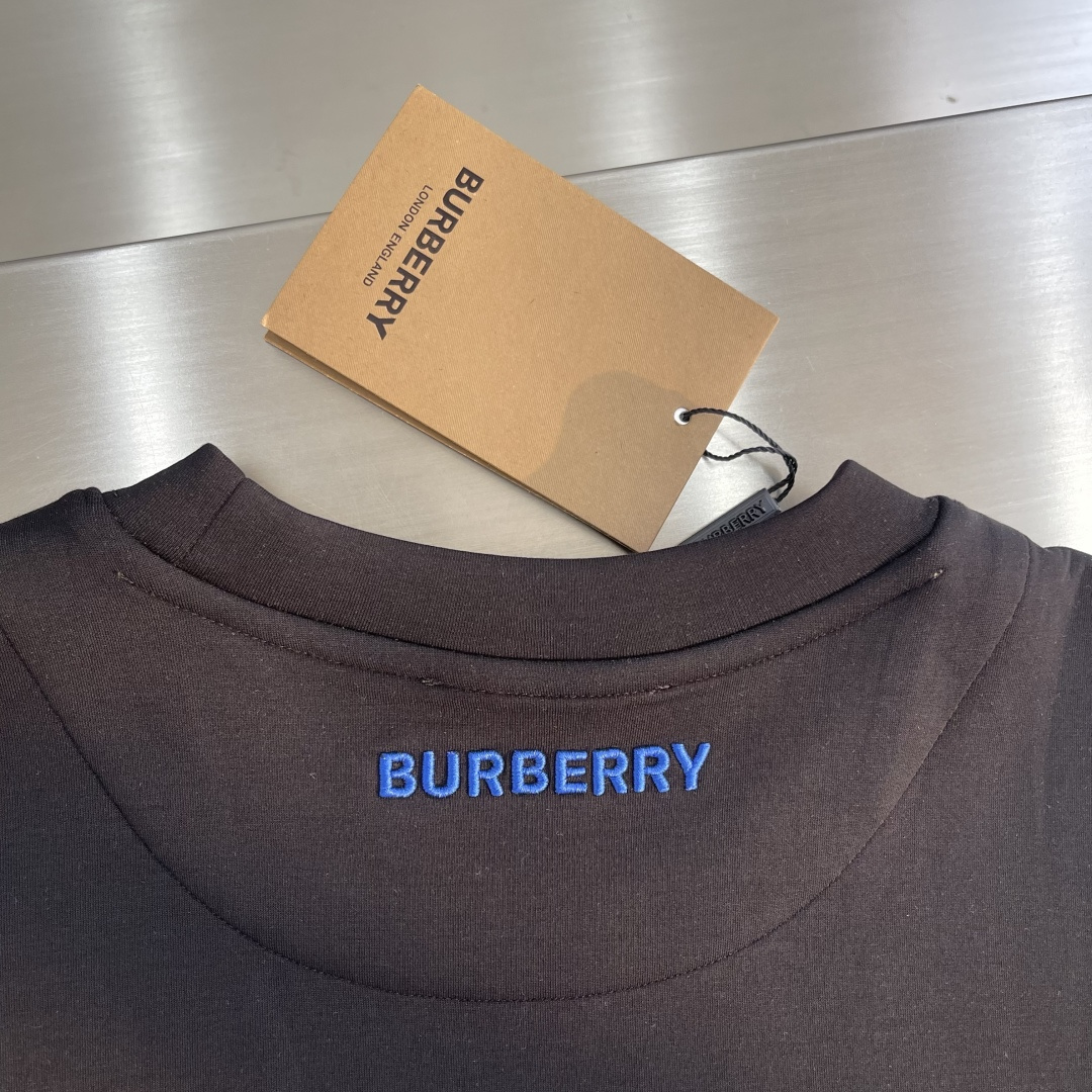 -BBR 2025秋冬新款时尚休闲打底衫长袖T恤精选进口高密度双面拉架棉面料，精致原版logo打造，舒适