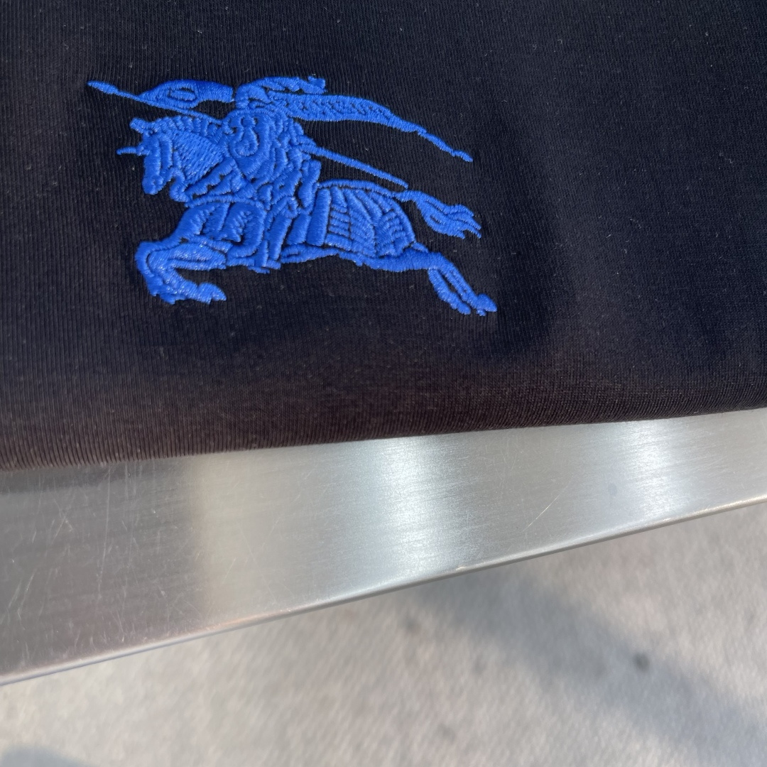 -BBR 2025秋冬新款时尚休闲打底衫长袖T恤精选进口高密度双面拉架棉面料，精致原版logo打造，舒适