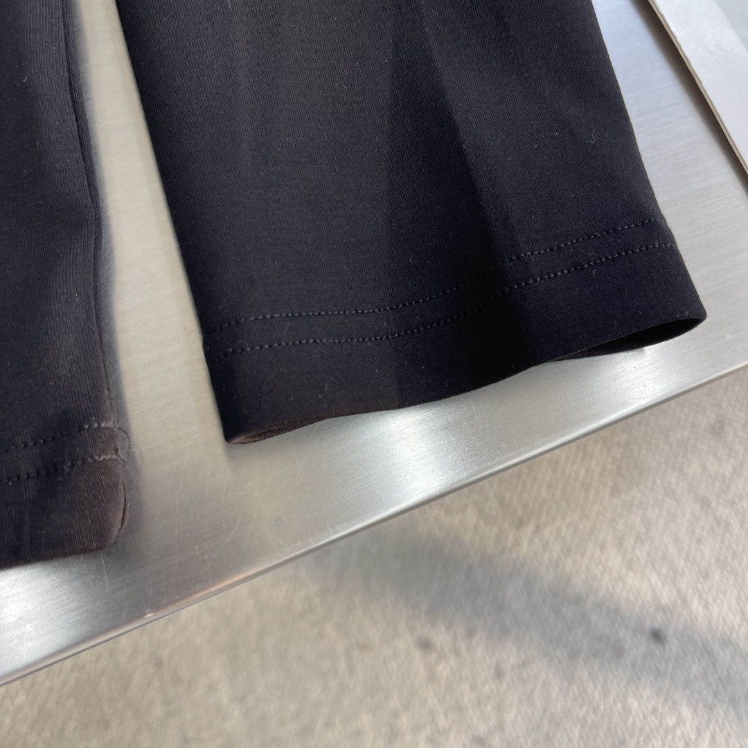 -BBR 2025秋冬新款时尚休闲打底衫长袖T恤精选进口高密度双面拉架棉面料，精致原版logo打造，舒适