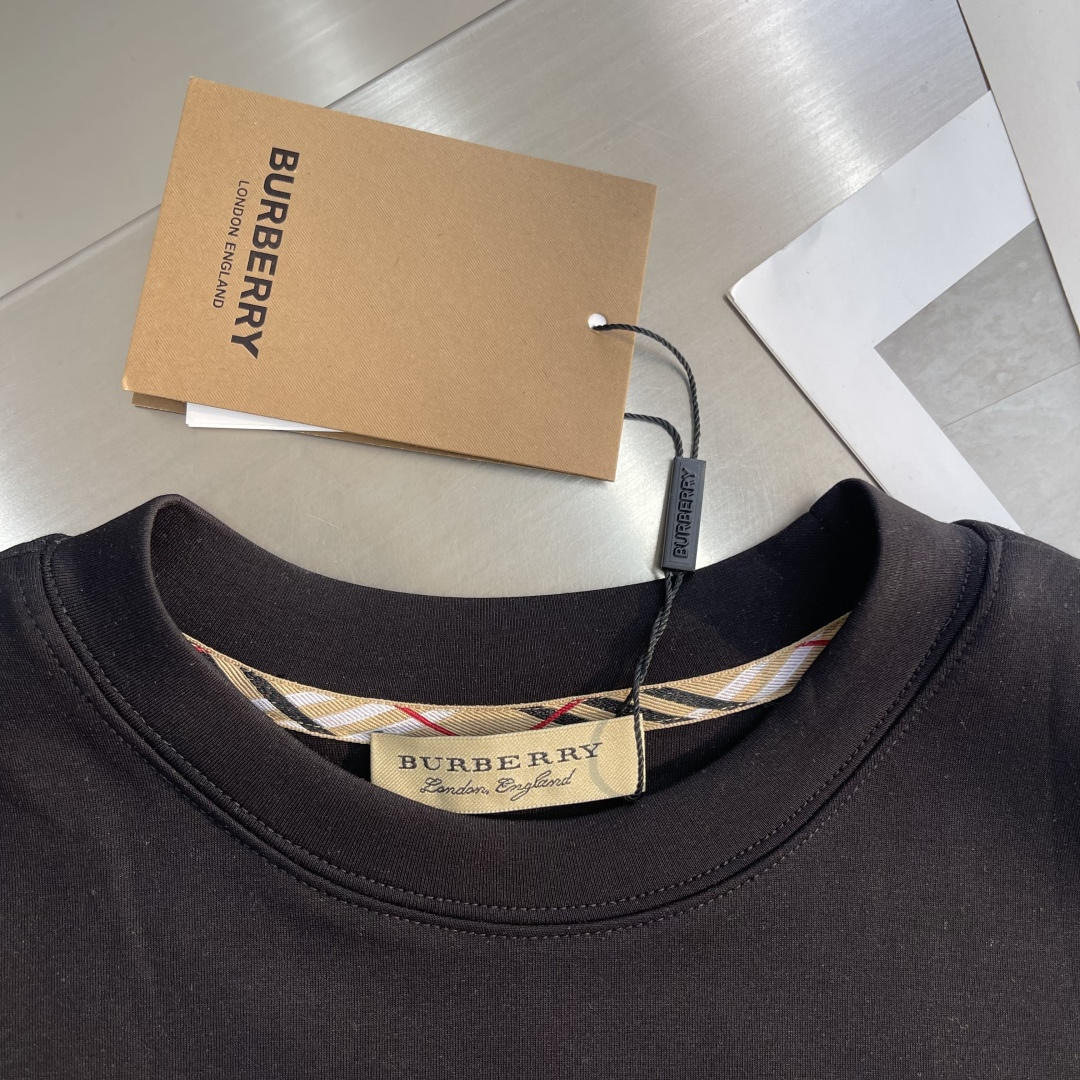 -BBR 2025秋冬新款时尚休闲打底衫长袖T恤精选进口高密度双面拉架棉面料，精致原版logo打造，舒适