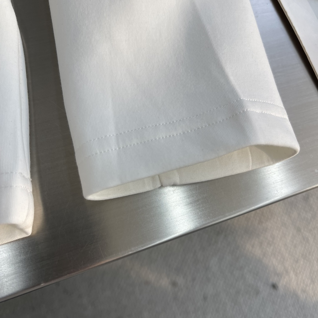 -BBR 2025秋冬新款时尚休闲打底衫长袖T恤精选进口高密度双面拉架棉面料，精致原版logo打造，舒适