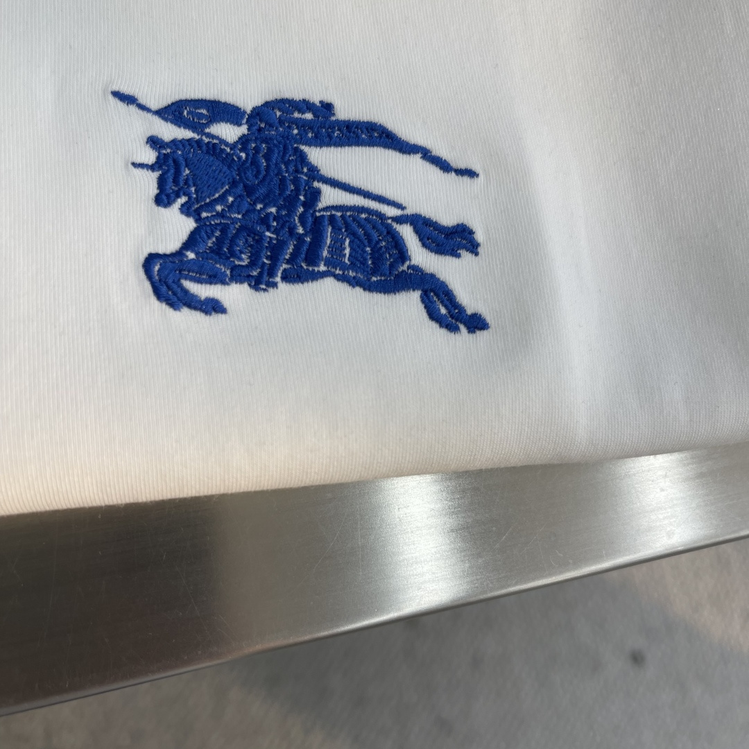 -BBR 2025秋冬新款时尚休闲打底衫长袖T恤精选进口高密度双面拉架棉面料，精致原版logo打造，舒适