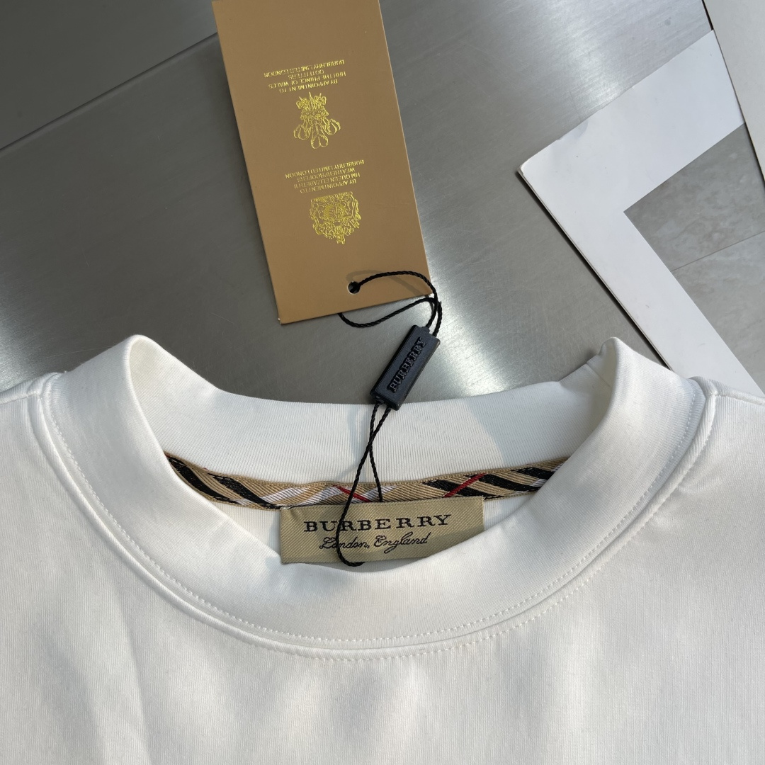 -BBR 2025秋冬新款时尚休闲打底衫长袖T恤精选进口高密度双面拉架棉面料，精致原版logo打造，舒适