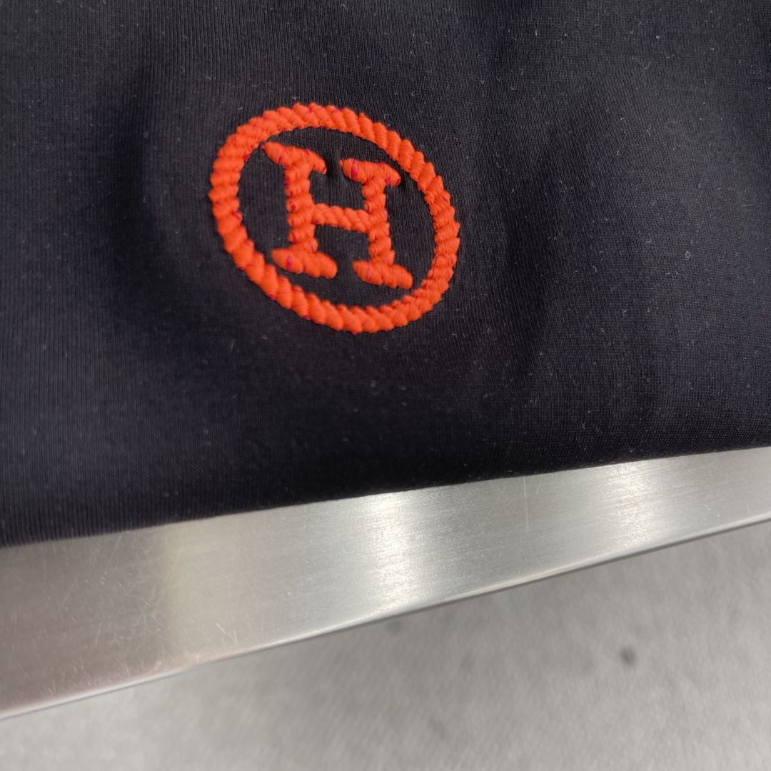 -Herme 2025秋冬新款时尚休闲打底衫长袖T恤精选进口高密度双面拉架棉面料，精致原版logo打造，