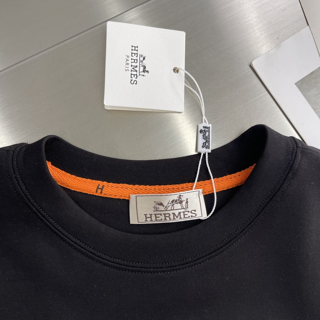 -Herme 2025秋冬新款时尚休闲打底衫长袖T恤精选进口高密度双面拉架棉面料，精致原版logo打造，