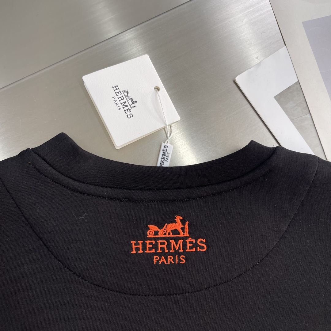 -Herme 2025秋冬新款时尚休闲打底衫长袖T恤精选进口高密度双面拉架棉面料，精致原版logo打造，