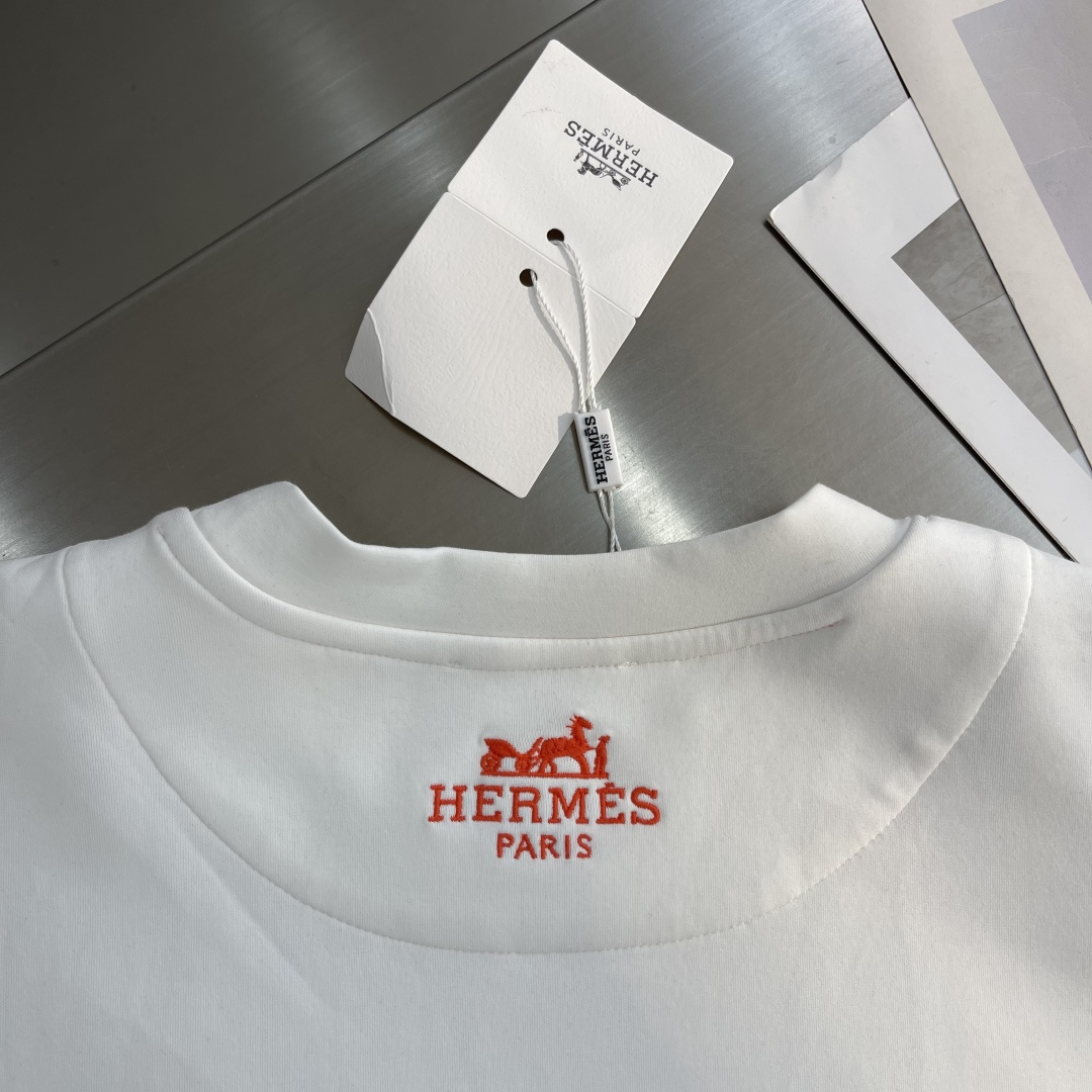 -Herme 2025秋冬新款时尚休闲打底衫长袖T恤精选进口高密度双面拉架棉面料，精致原版logo打造，