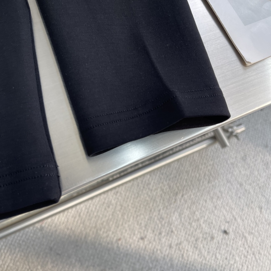 -GUCC 2025秋冬新款时尚休闲打底衫长袖T恤精选进口高密度双面拉架棉面料，精致原版logo打造，舒