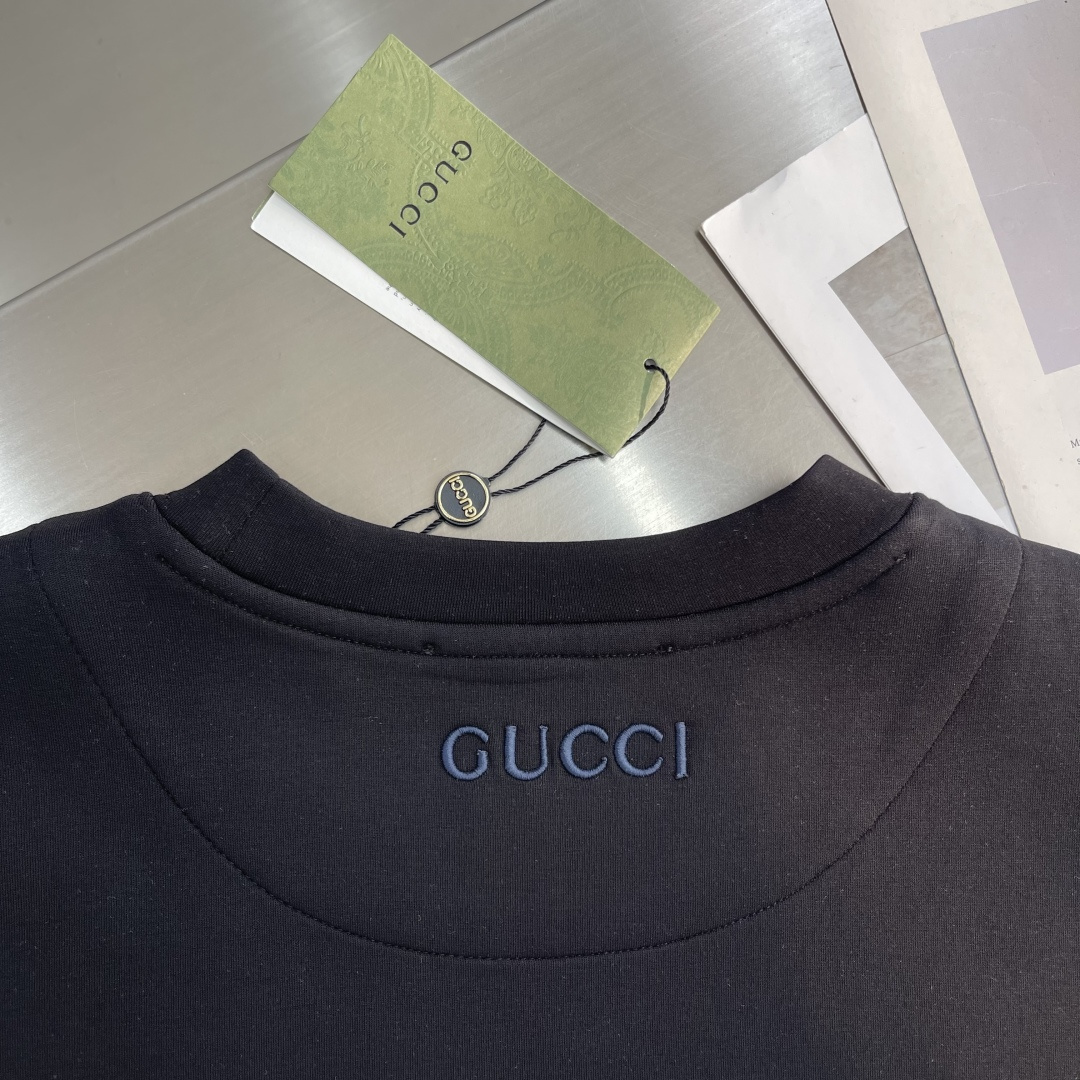 -GUCC 2025秋冬新款时尚休闲打底衫长袖T恤精选进口高密度双面拉架棉面料，精致原版logo打造，舒