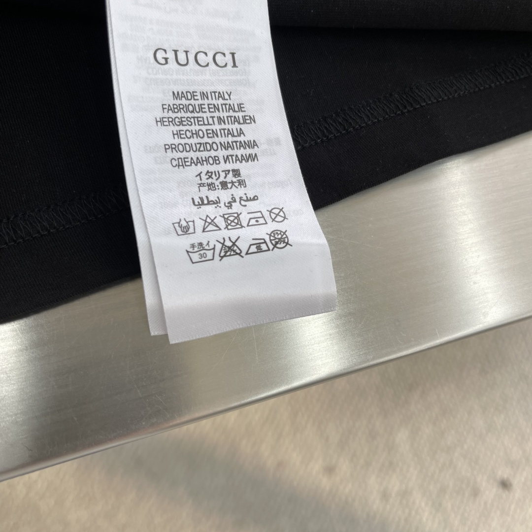 -GUCC 2025秋冬新款时尚休闲打底衫长袖T恤精选进口高密度双面拉架棉面料，精致原版logo打造，舒