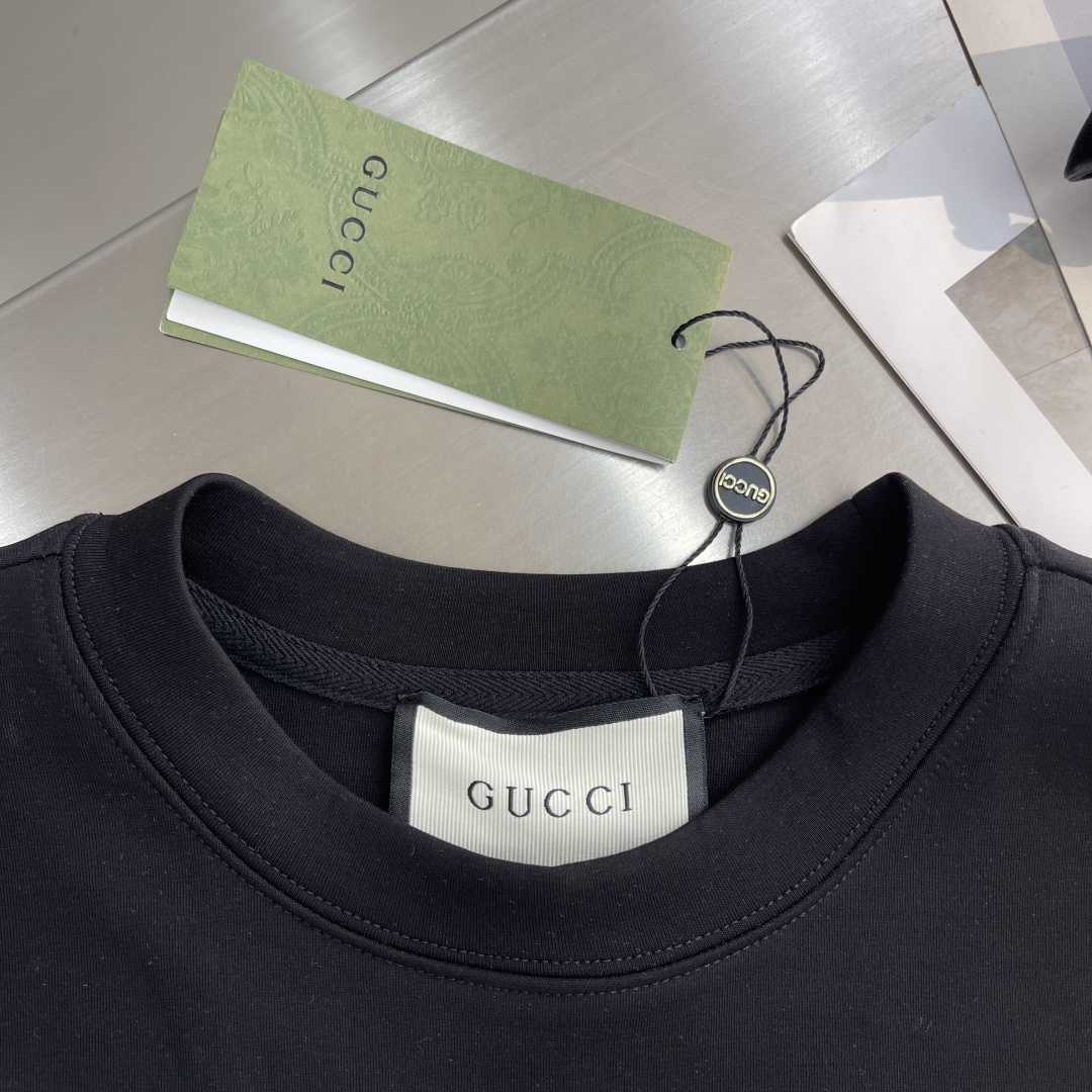 -GUCC 2025秋冬新款时尚休闲打底衫长袖T恤精选进口高密度双面拉架棉面料，精致原版logo打造，舒