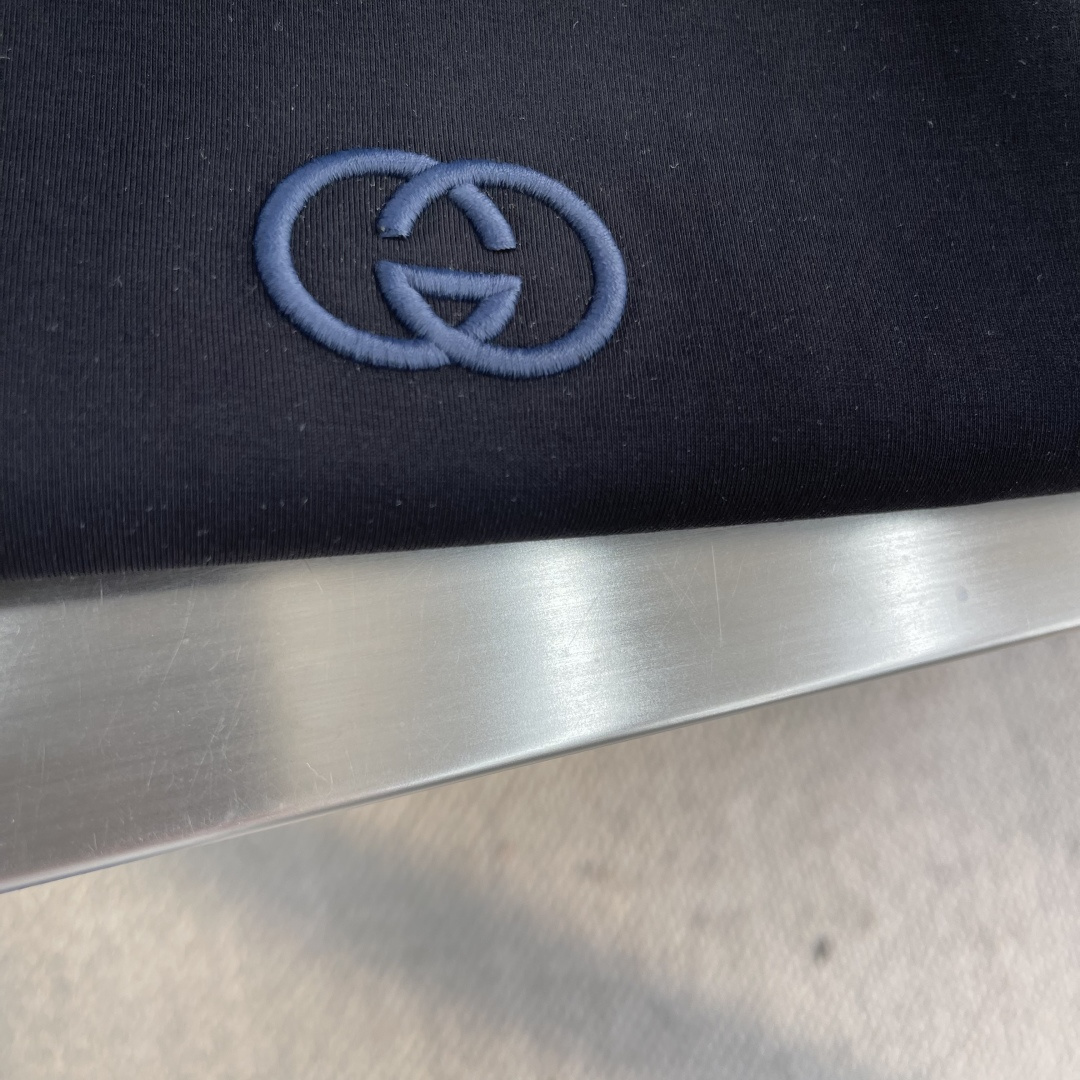 -GUCC 2025秋冬新款时尚休闲打底衫长袖T恤精选进口高密度双面拉架棉面料，精致原版logo打造，舒