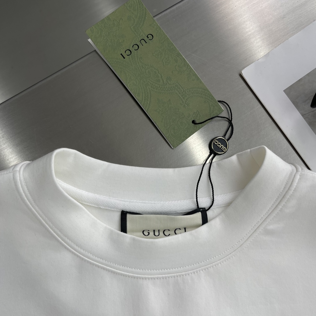 -GUCC 2025秋冬新款时尚休闲打底衫长袖T恤精选进口高密度双面拉架棉面料，精致原版logo打造，舒